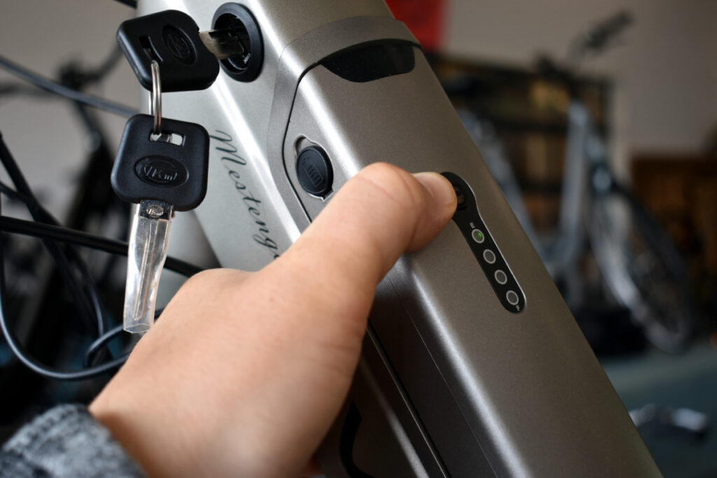 Spændingsindikatoren på cykelbatteriet kan trykkes ned, så du kan se, hvor meget strøm der er tilbage på dit batteri til elcykel. 