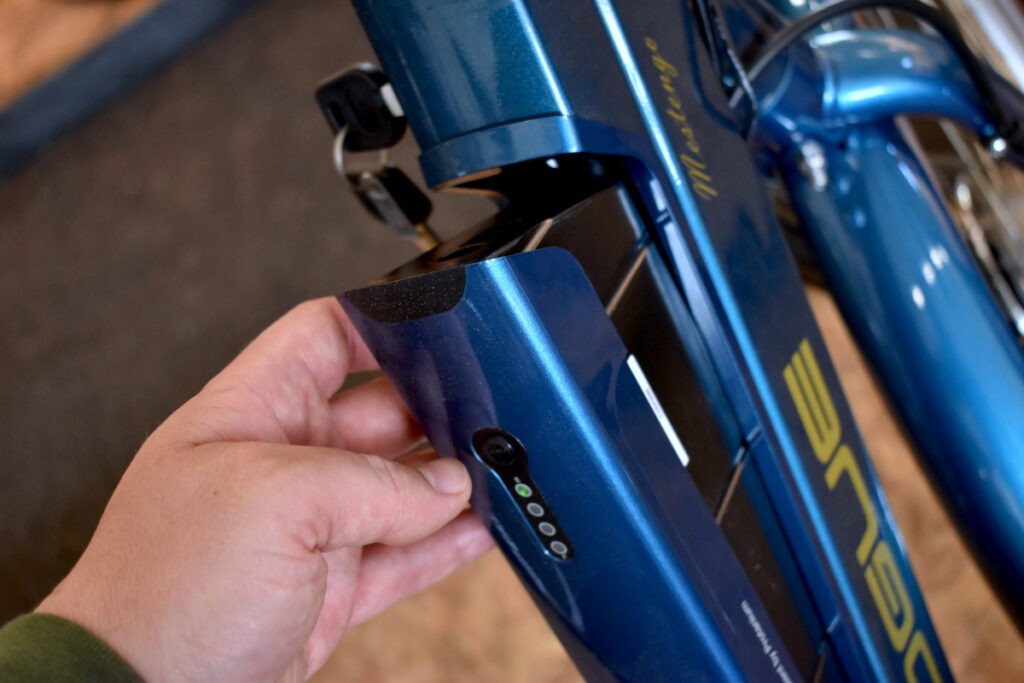 Her kan du se et batteri til elcykel, som bliver kllikket ud af sin plads i cykelstellet. Langt de fleste batterier til elcykler er låst forsvarligt fast til cyklen med lås og nøgle. 